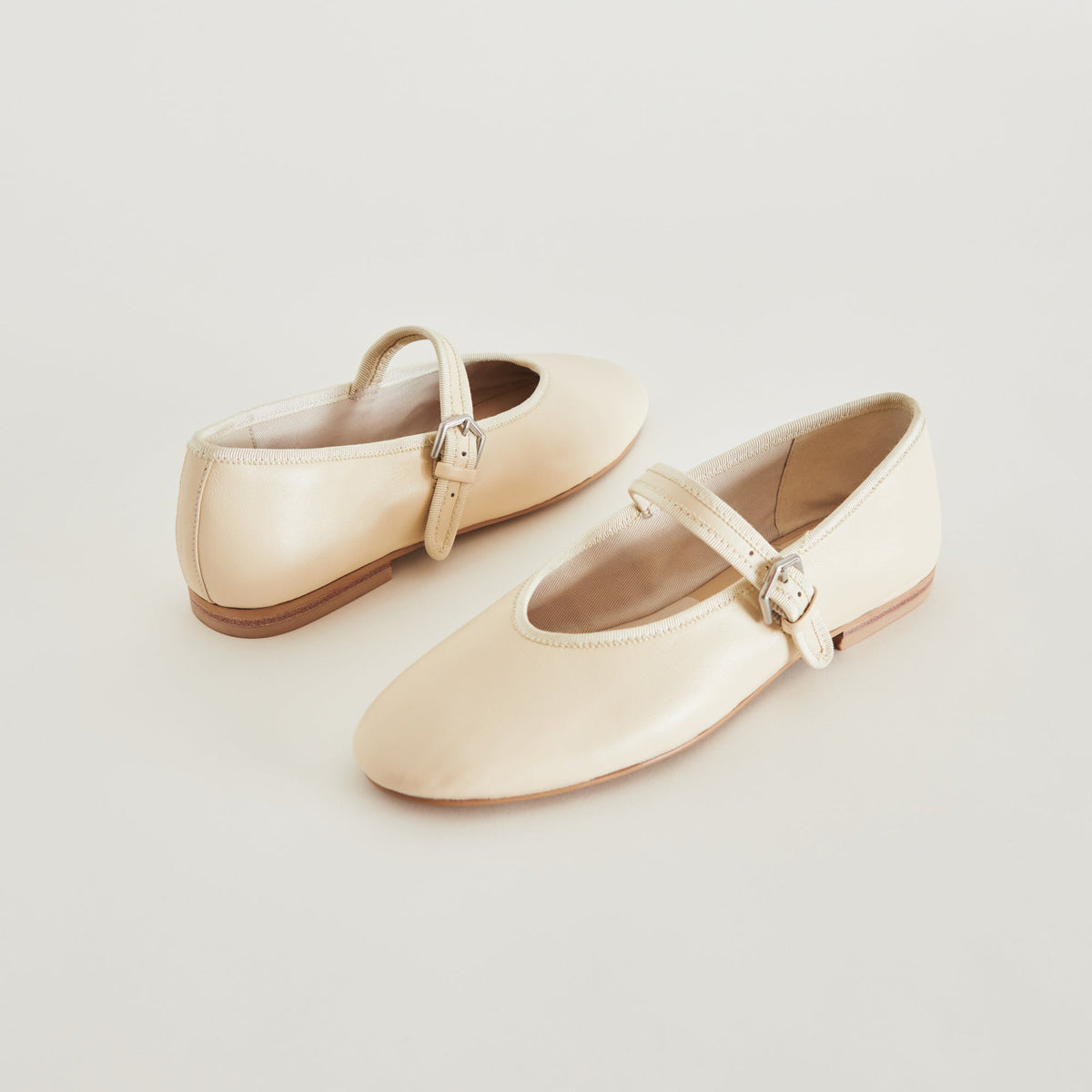 ROSLYN BALLET FLATS CREME LEATHER - Dolce Vita